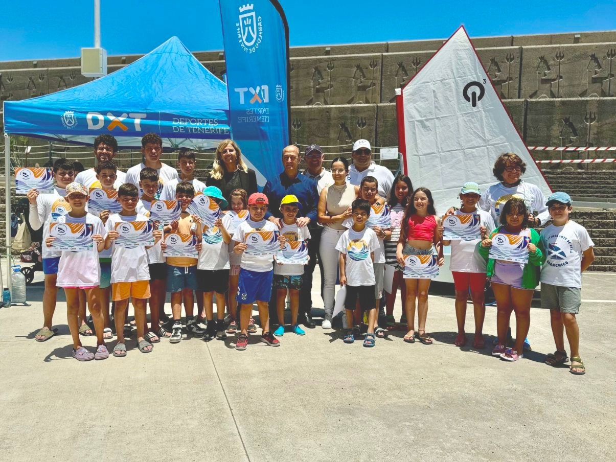 El Cabildo promociona los deportes náuticos con la Escuela Itinerante de Vela