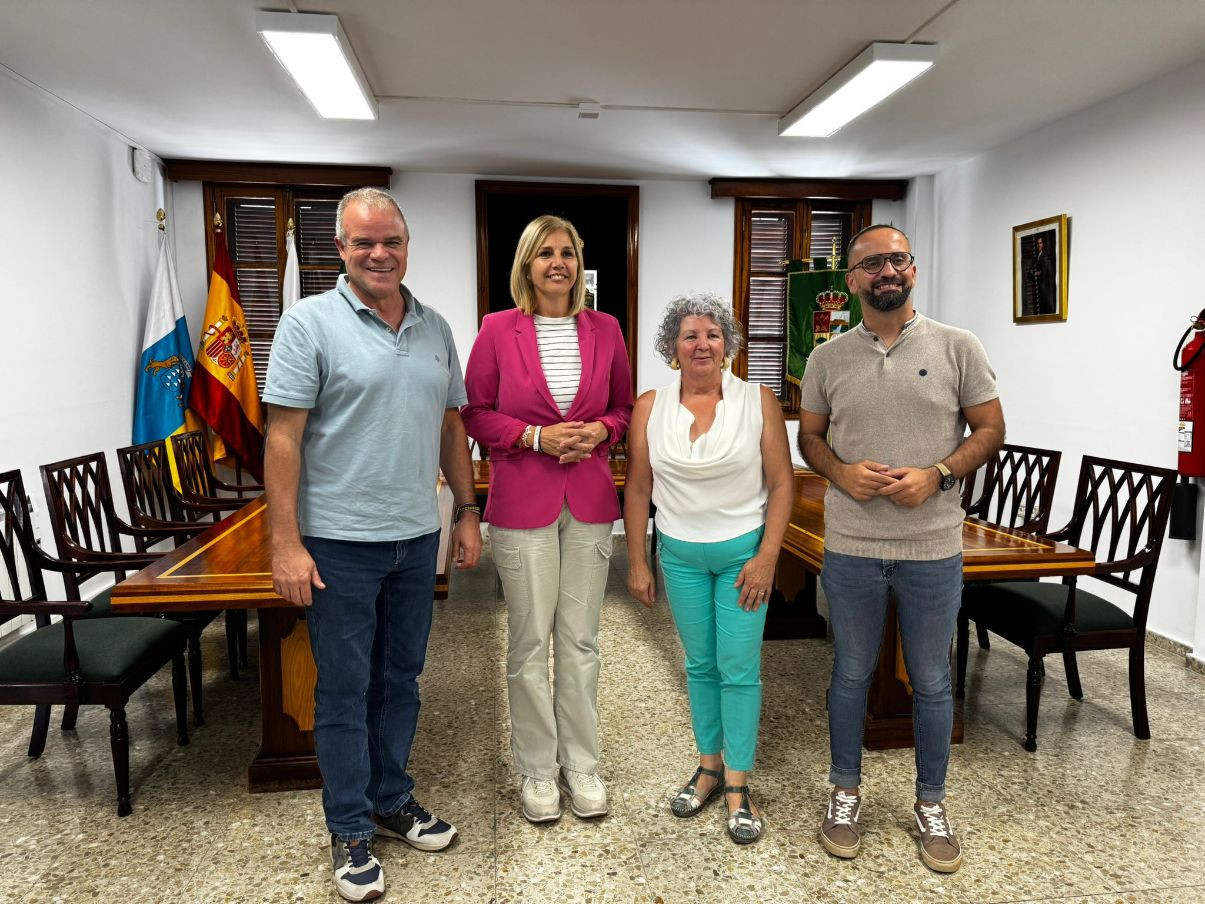 La consejera de Deportes, Yolanda Moliné, visita las instalaciones deportivas de Vilaflor