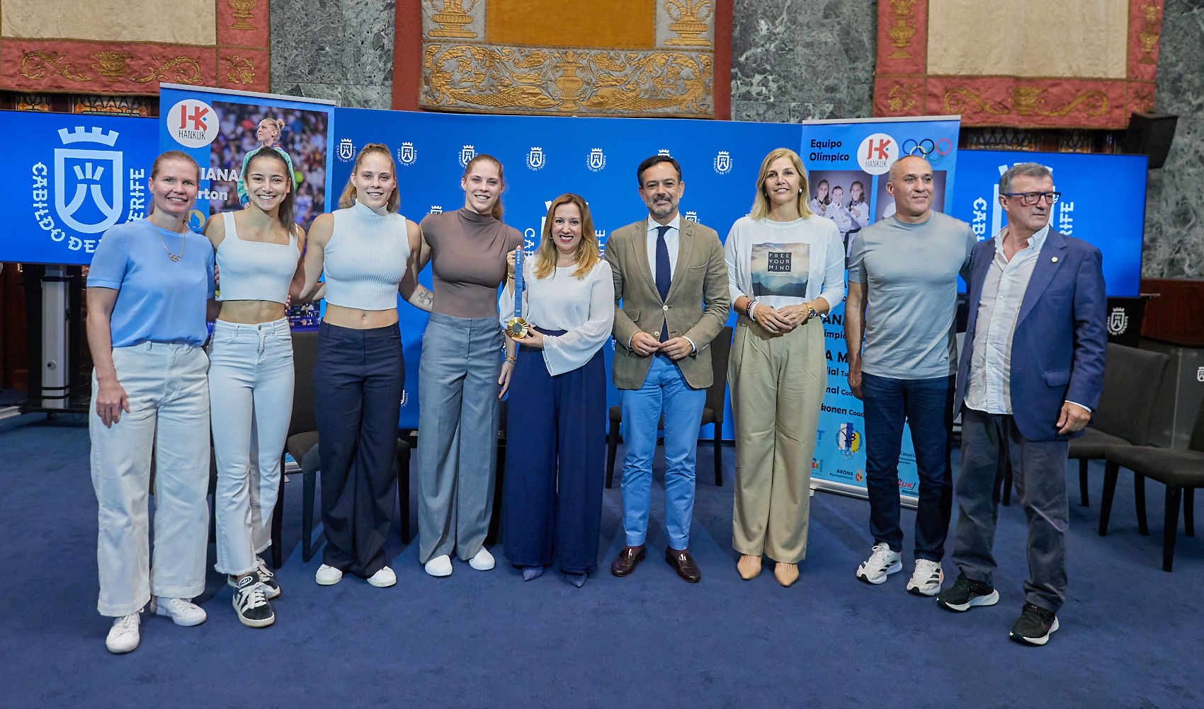 El Cabildo recibe a las taekwondistas Viviana Marton, Luana Marton y Adriana Cerezo