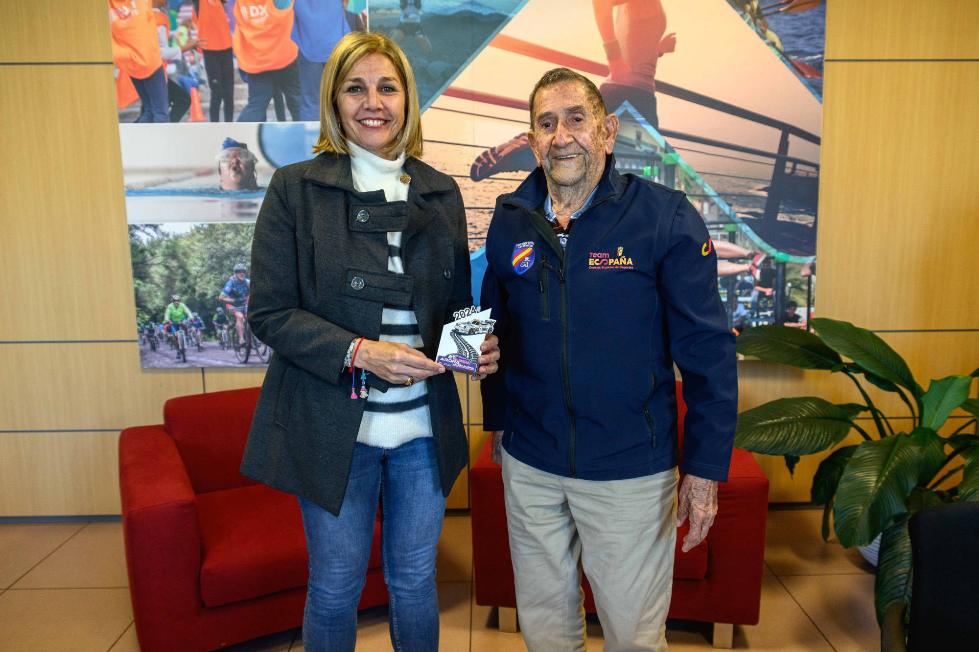 Yolanda Moliné recibe al presidente del club Zapatera Sport de Automovilismo, José Rodríguez