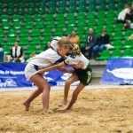 Dos niñas compiten en lucha canaria.