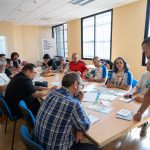 Organizadores de un evento deportivo debaten en una mesa.