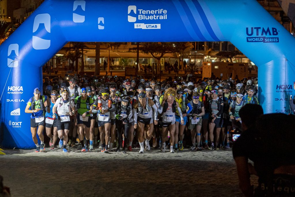Corredores de trail en el momento de la salida del evento.