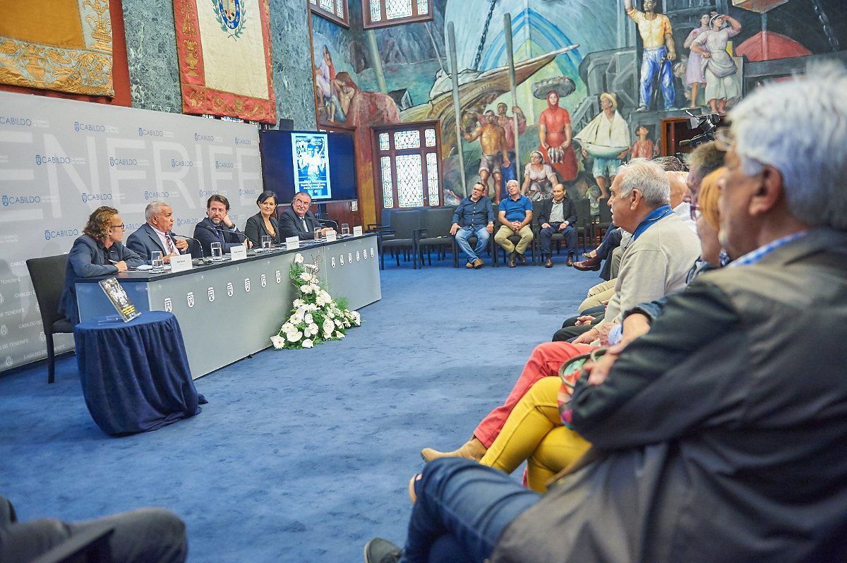 El Cabildo acoge la presentación del libro sobre la vida y trayectoria del exboxeador Miguel Velázquez