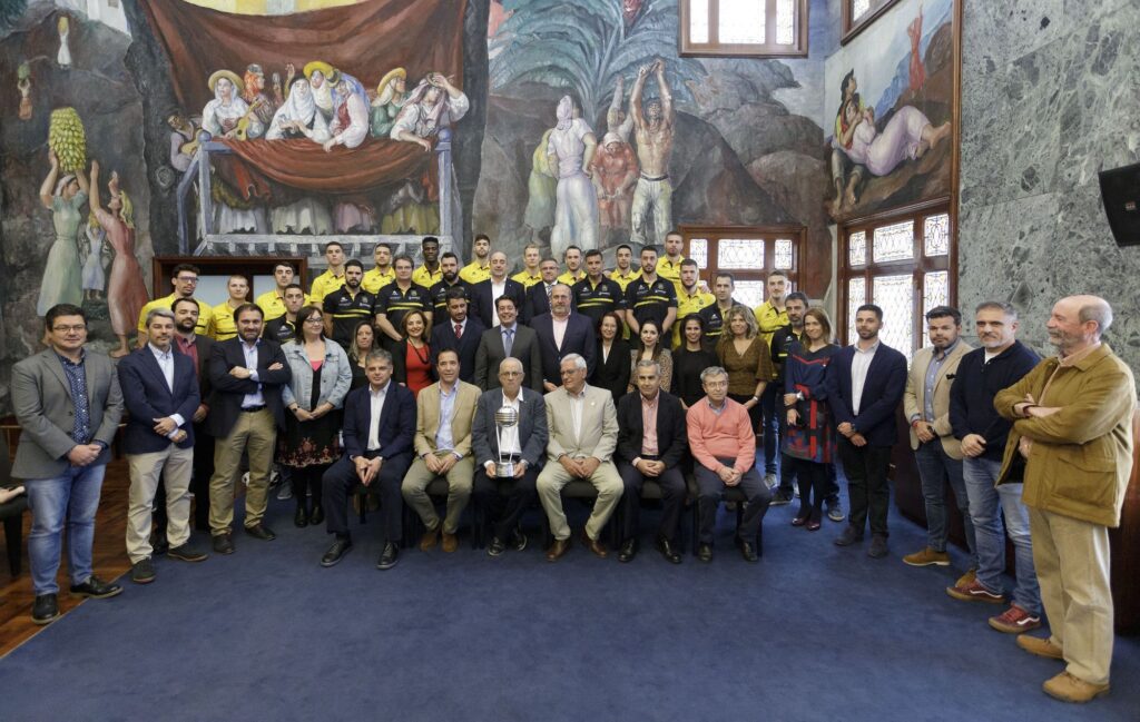 El Cabildo rinde homenaje al Iberostar Tenerife, campeón de la Copa Intercontinental de la FIBA
