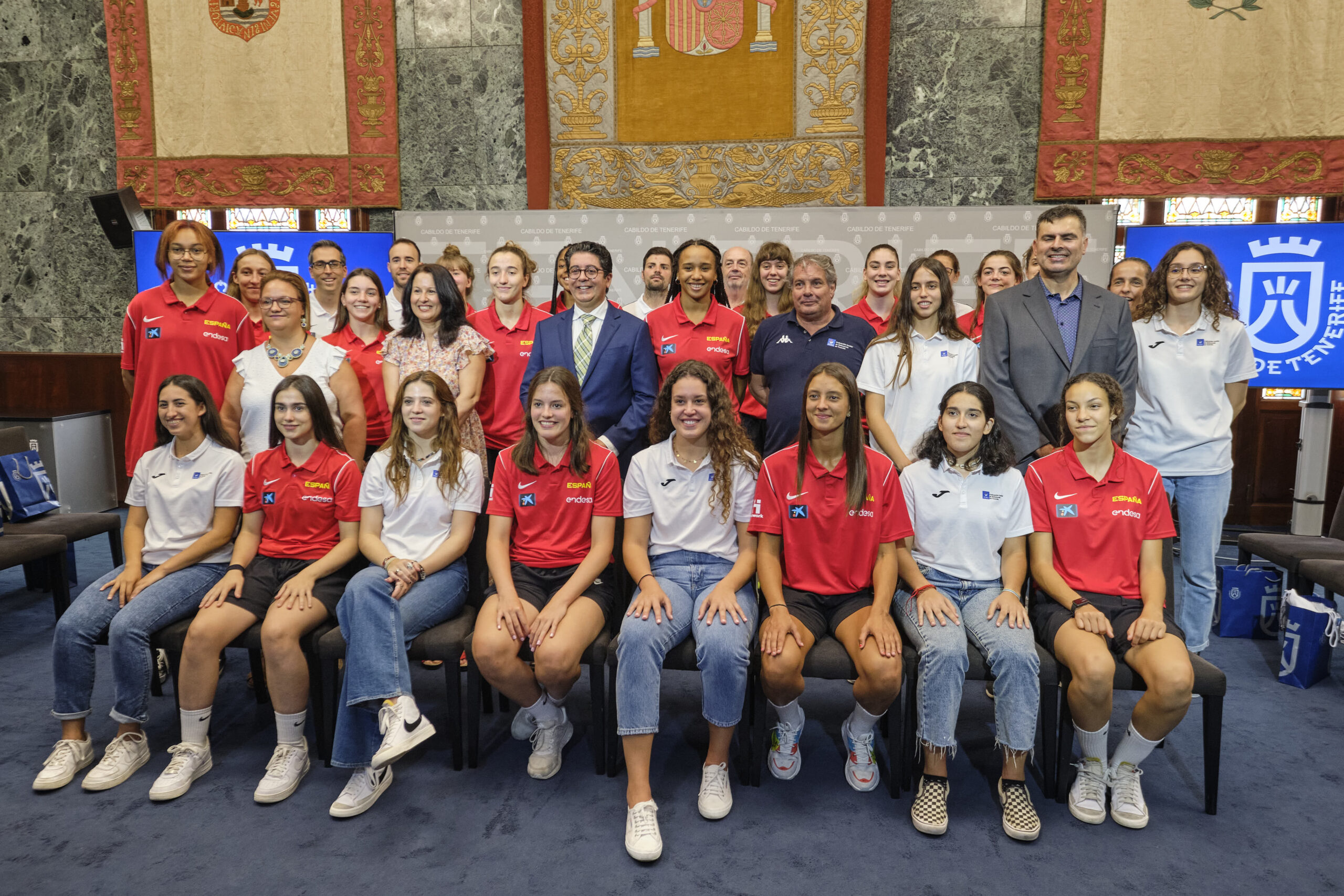 La selección española que participará en el Torneo de Baloncesto Femenino U18 visita el Cabildo La selección española que participará en el Torneo de Baloncesto Femenino U18 visita el Cabildo