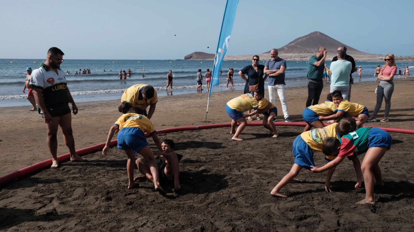 El Cabildo y la Federación llevan la lucha canaria a seis playas de Tenerife (foto 1)
