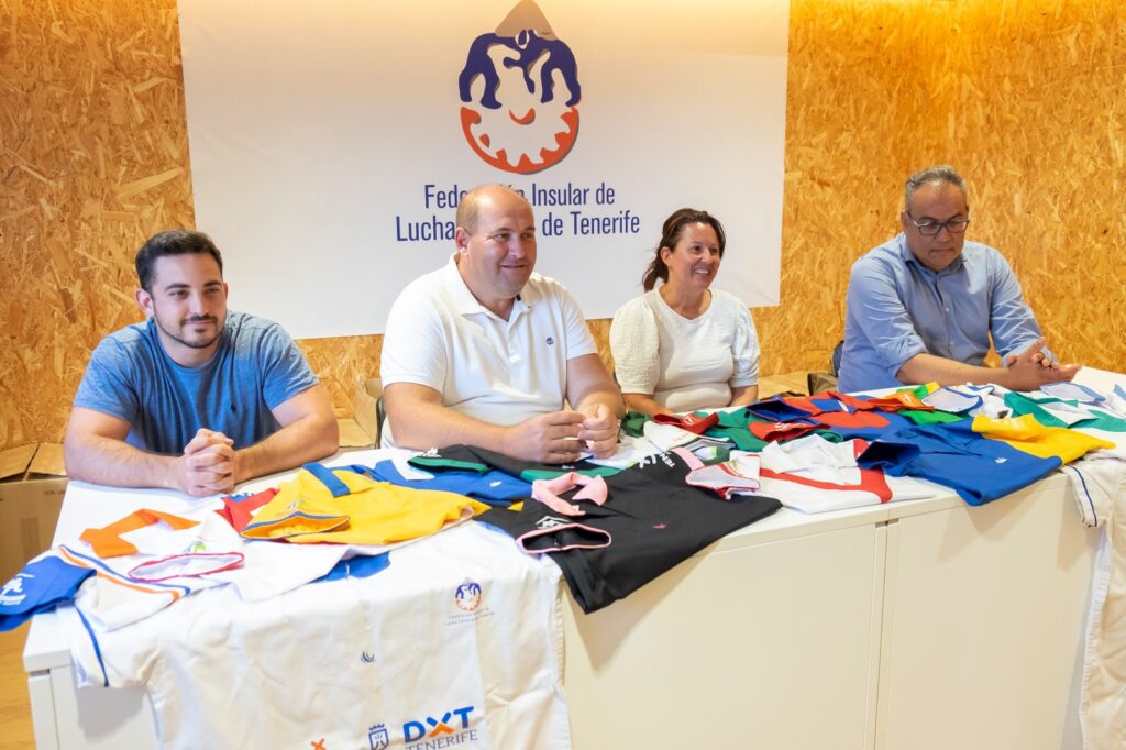 El Cabildo entrega la ropa de brega a 17 escuelas insulares de lucha canaria (foto 1)