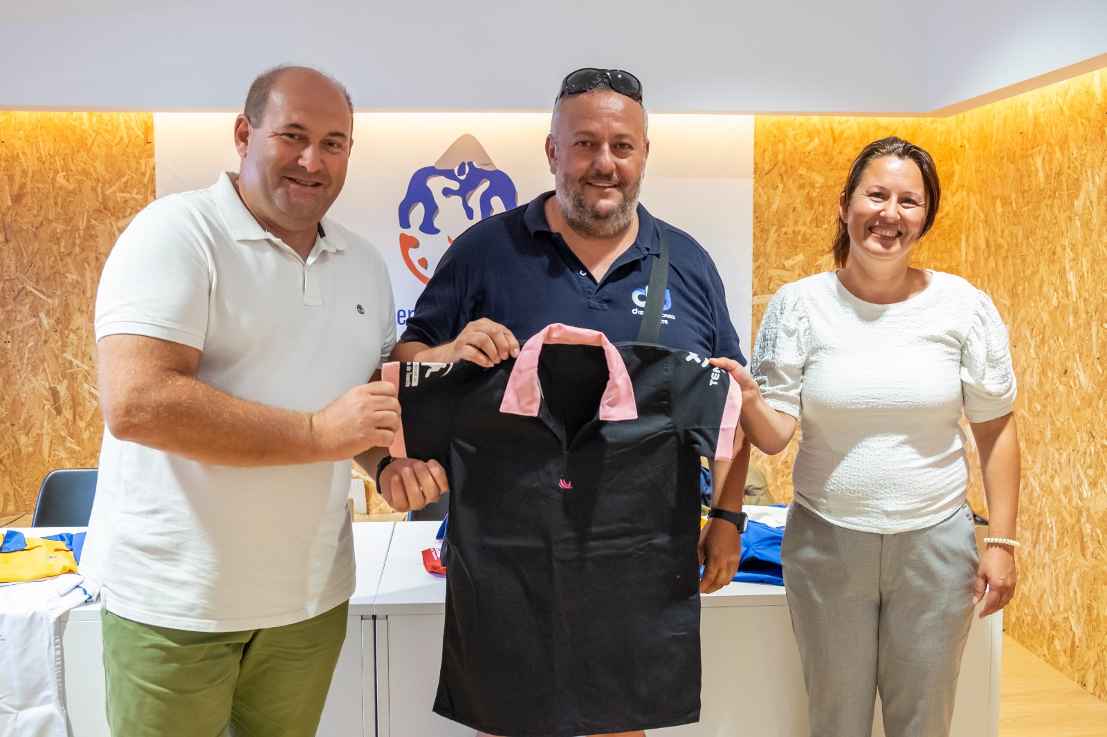 El Cabildo entrega la ropa de brega a 17 escuelas insulares de lucha canaria El Cabildo entrega la ropa de brega a 17 escuelas insulares de lucha canaria