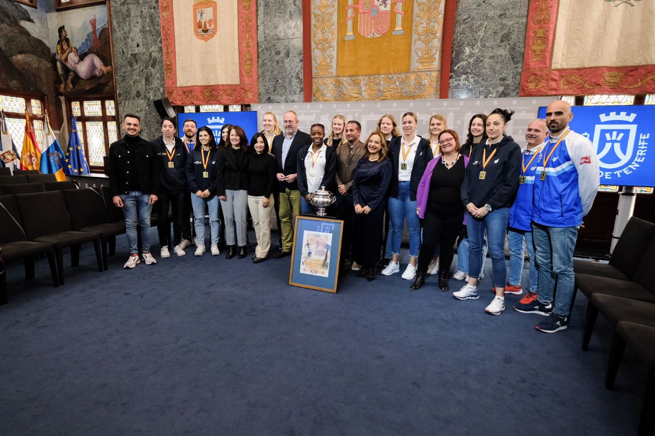 El Cabildo homenajea al Club Voleibol Haris tras ganar su tercera Copa de la Reina El Cabildo homenajea al Club Voleibol Haris tras ganar su tercera Copa de la Reina
