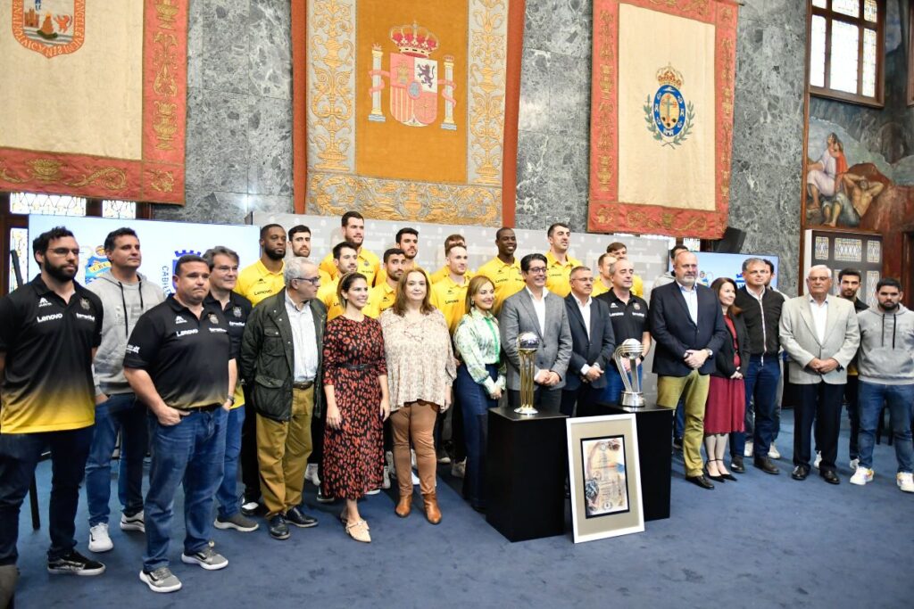 El Cabildo reconoce los últimos triunfos del Lenovo Tenerife (foto 2)