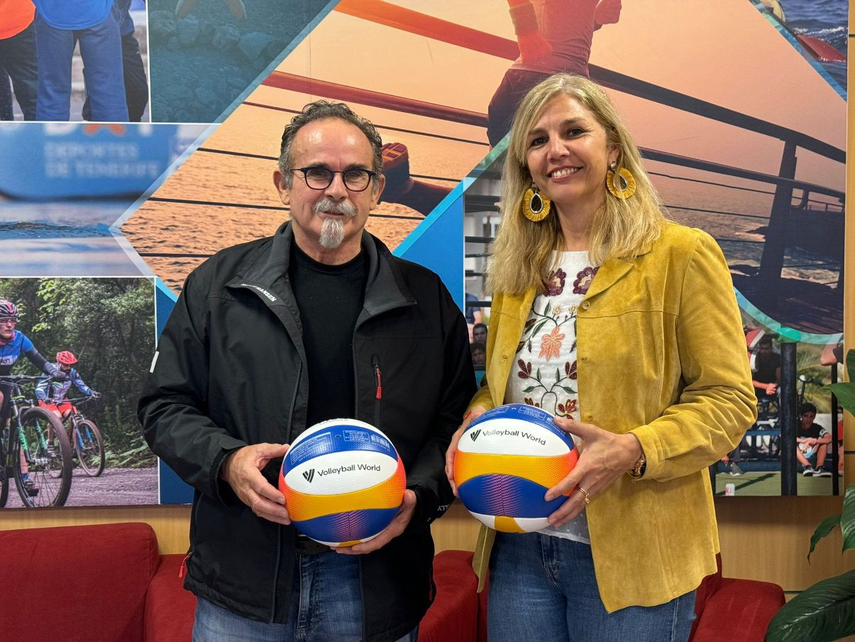 El Cabildo entrega 20 balones para vóley-playa de los Juegos Cabildo 2023-2024