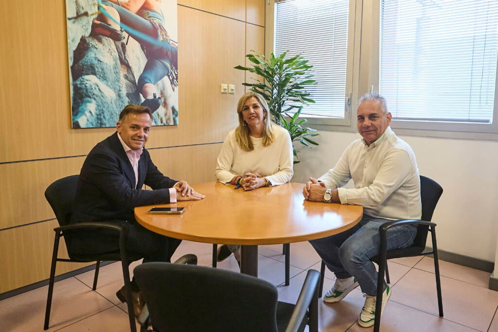 El Cabildo recibe al presidente de la Federación Española de Automovilismo