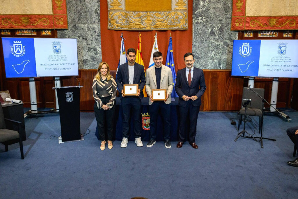 El Cabildo entrega el título ‘Hijo Ilustre de la isla de Tenerife’ a Ayoze y Pedri