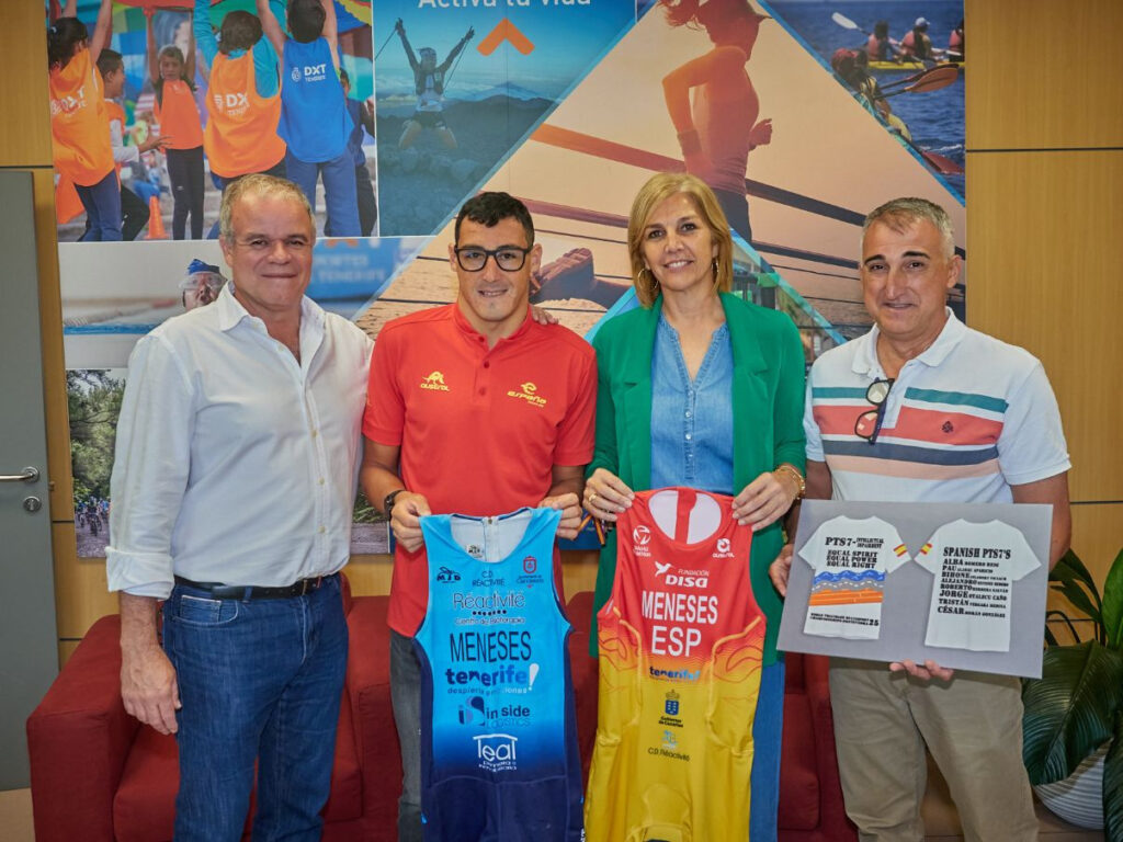El Cabildo recibe a Alejandro Meneses antes de su participación en el Mundial de Triatlón Multisport