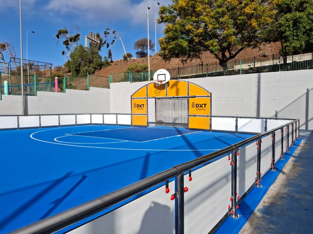 El Cabildo pone en marcha tres nuevas pistas multideporte en Santa Cruz de Tenerife, La Laguna y Arona