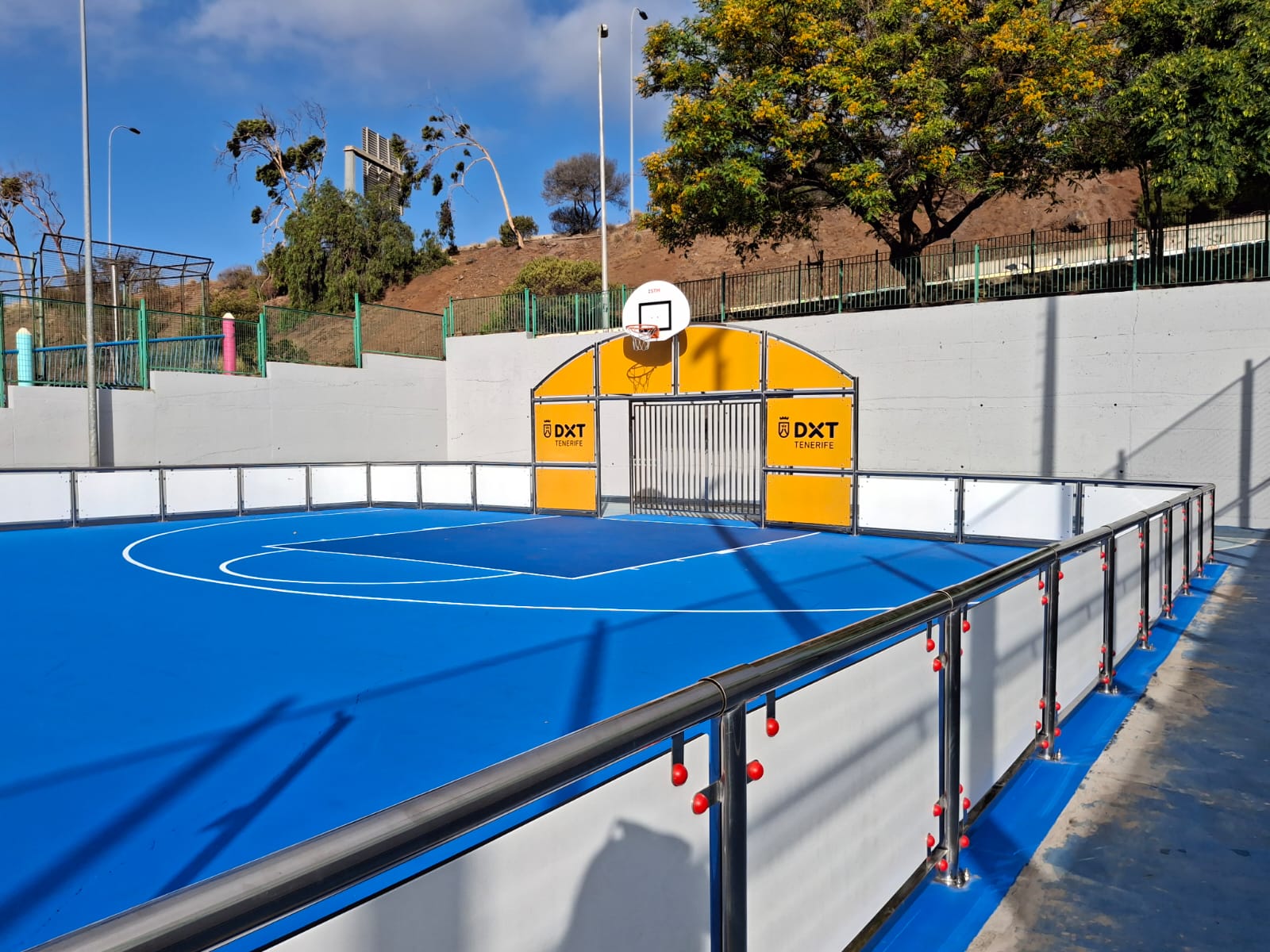 El Cabildo pone en marcha tres nuevas pistas multideporte en Santa Cruz de Tenerife, La Laguna y Arona