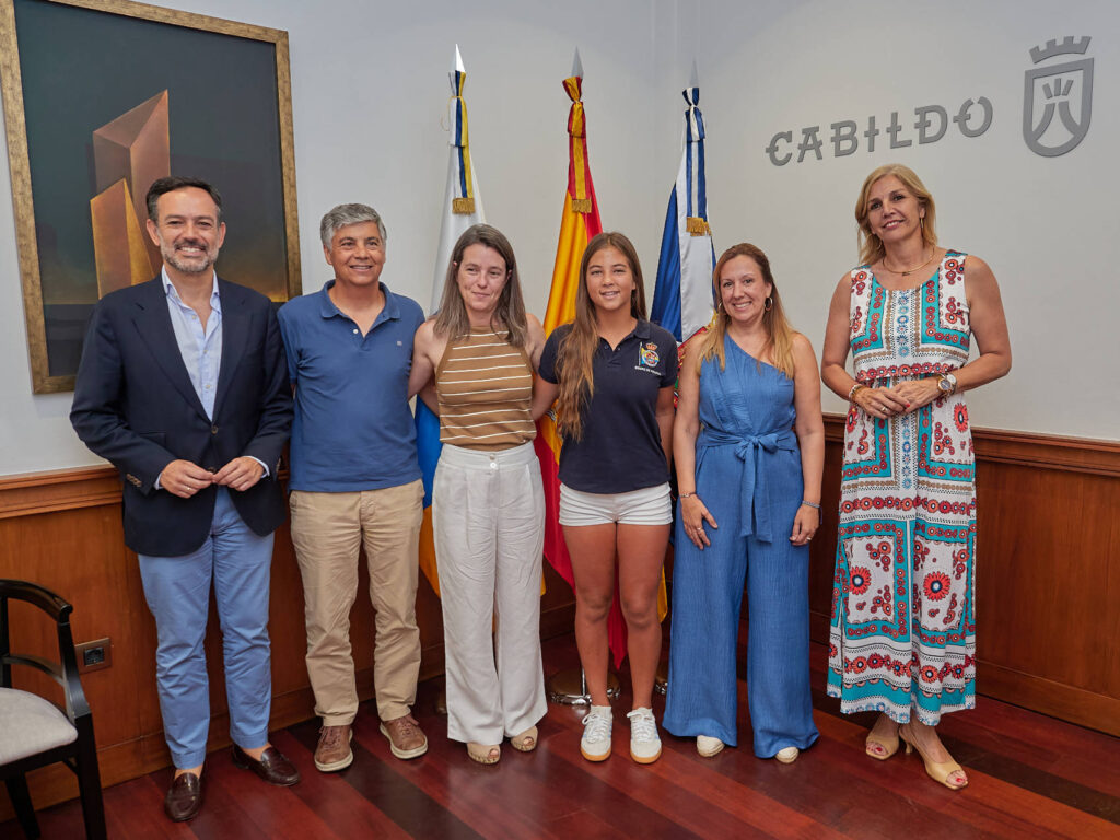 El Cabildo recibe a la regatista Marta Mansito Valverde