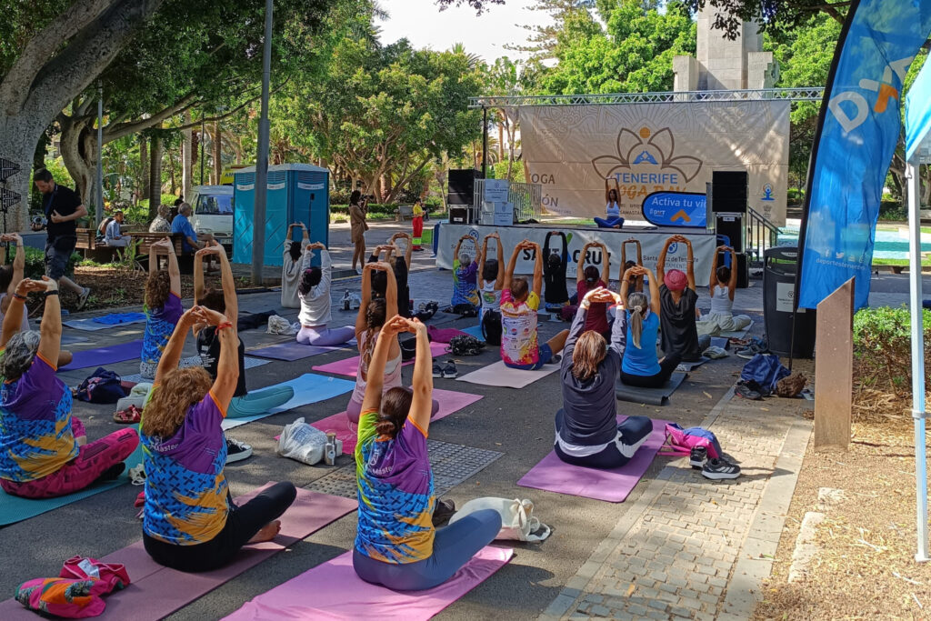 Despedimos la temporada máster de yoga en la playa de Las Vistas