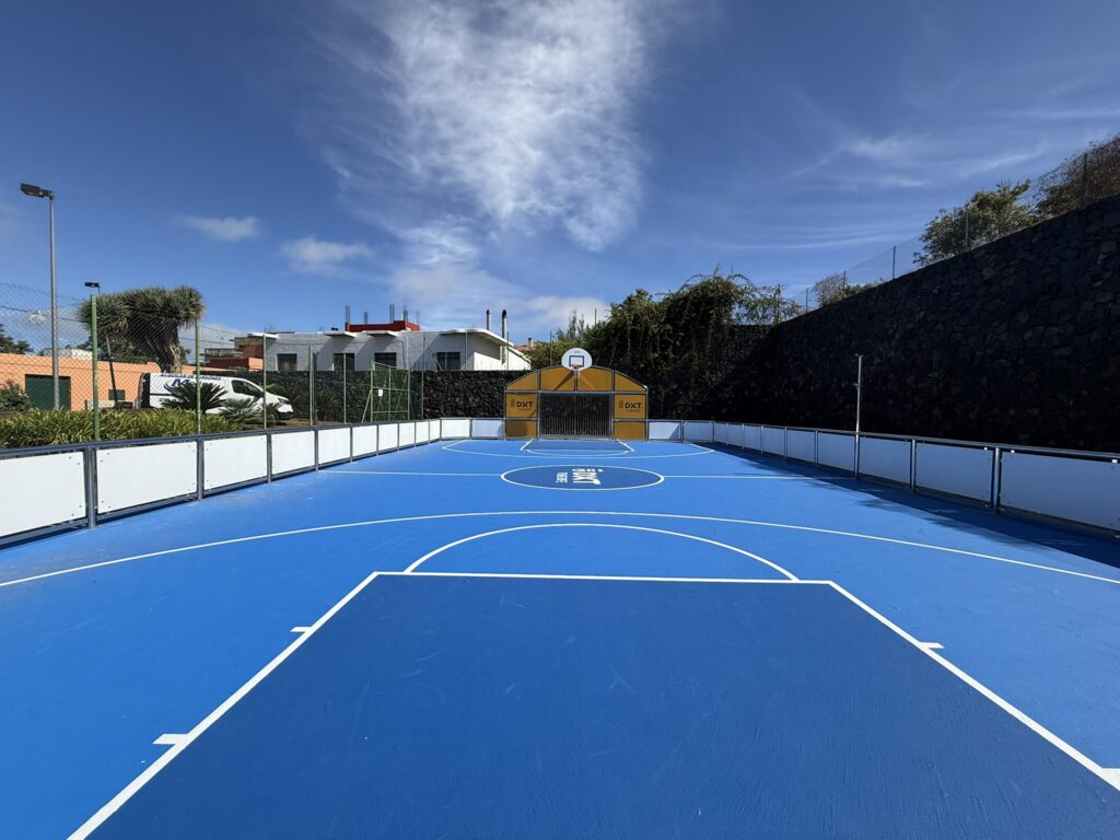 El Cabildo instala tres nuevas pistas multideporte en El Sauzal y Puerto de la Cruz