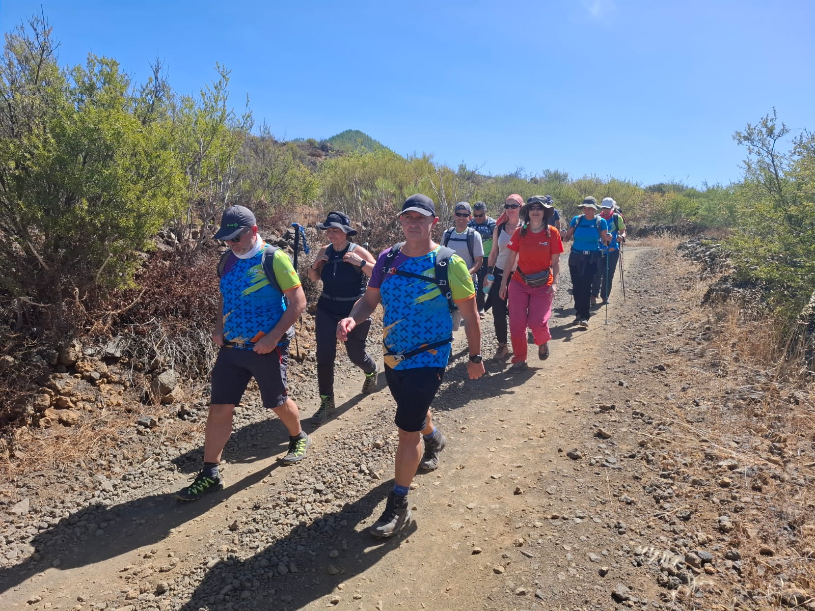 El senderismo máster despide la temporada desde el Parador Nacional del Teide