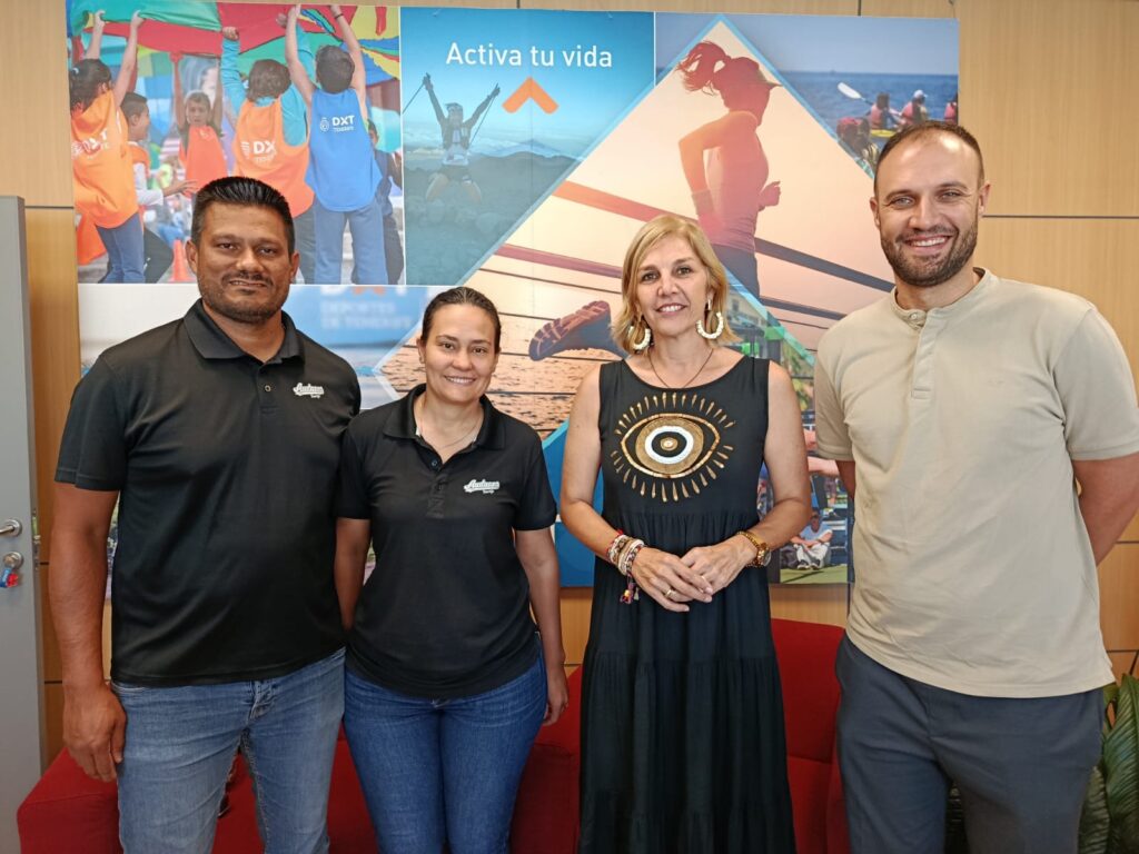 Yolanda Moliné recibe al club de sóftbol femenino Semillitas de Tenerife tras su ascenso a la máxima categoría