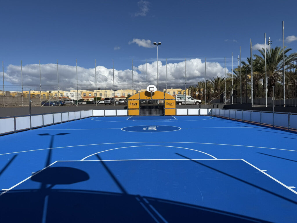 El Cabildo instala en Arona una nueva pista multideporte para facilitar el acceso a la práctica deportiva