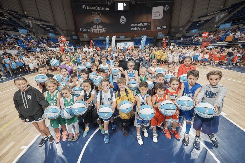 El Cabildo entrega un millar de balones y diverso material deportivo a los equipos de baloncesto base