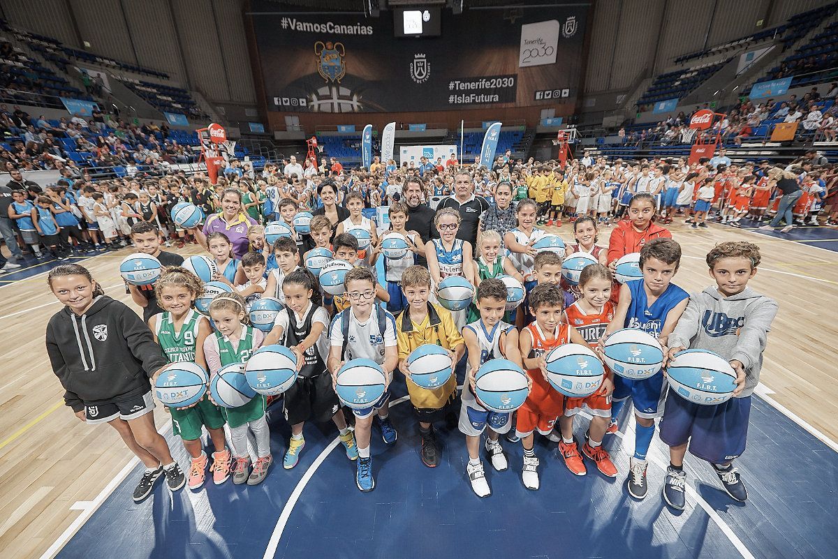 El Cabildo entrega un millar de balones y diverso material deportivo a los equipos de baloncesto base