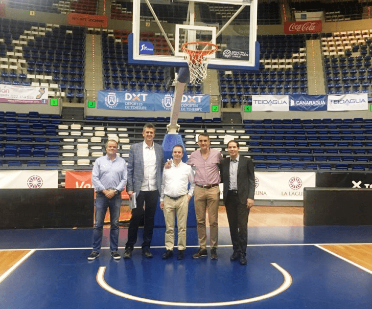 El director de Competiciones de la FIBA visita el Pabellón de Deportes Santiago Martín