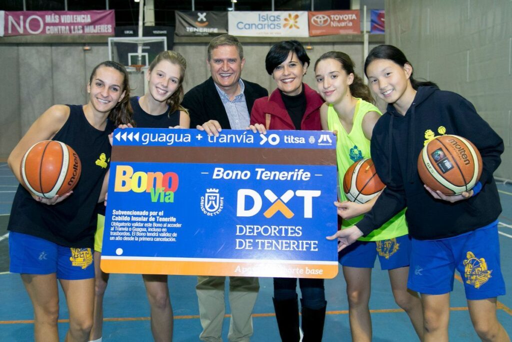 El Cabildo entrega 2.750 bonos de transporte público a mitad de precio a deportistas federados de base (foto 1)