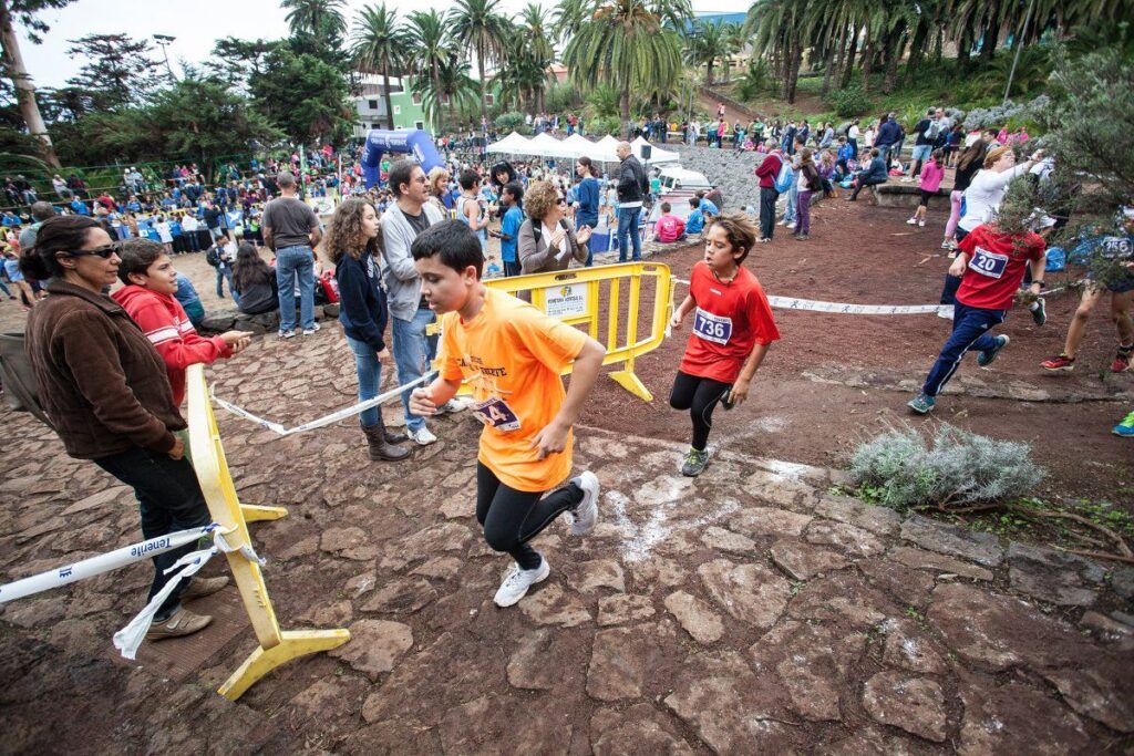 Mejoras para el campo de fútbol y el circuito El Pinar en La Victoria