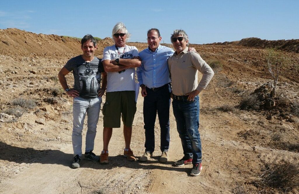 Los pilotos Marco Lucchinelli y Álex Caffi visitan las obras del Circuito del Motor de Tenerife