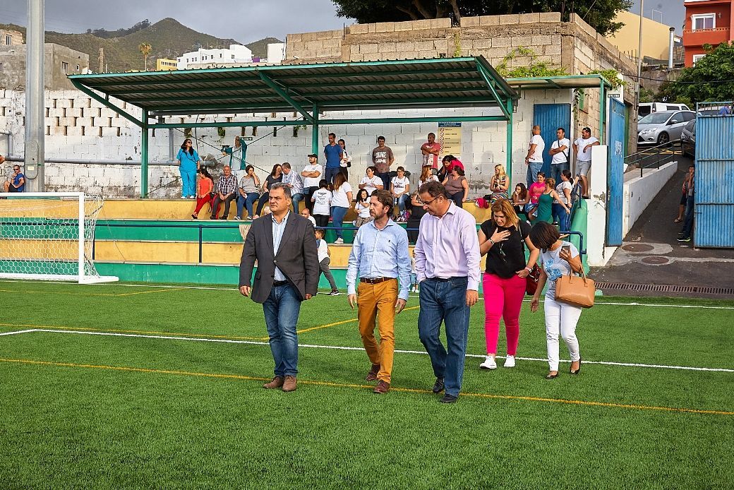 Los campos de fútbol de Valle de Guerra y Tejina estrenan césped artificial