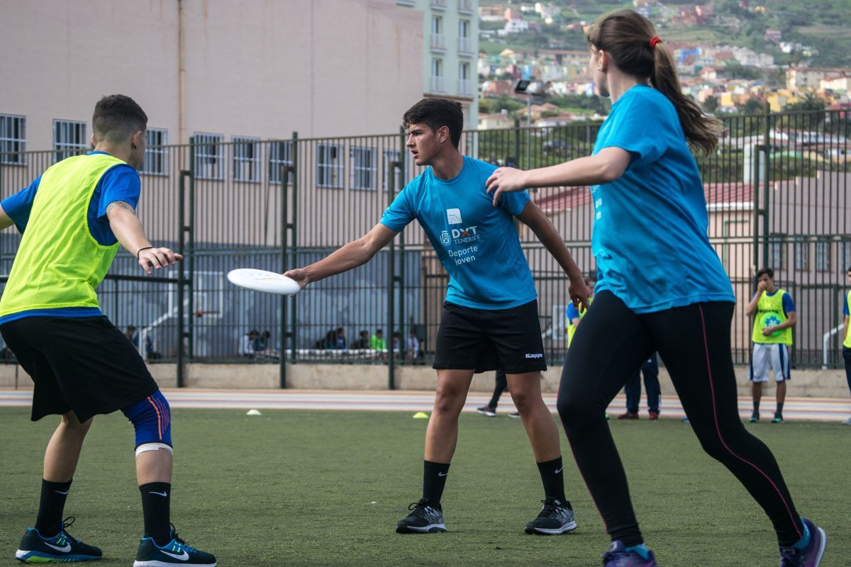 Más de un centenar de estudiantes han participado hoy en el estreno del IV Torneo Cabildo de Tenerife Ultimate Frisbee