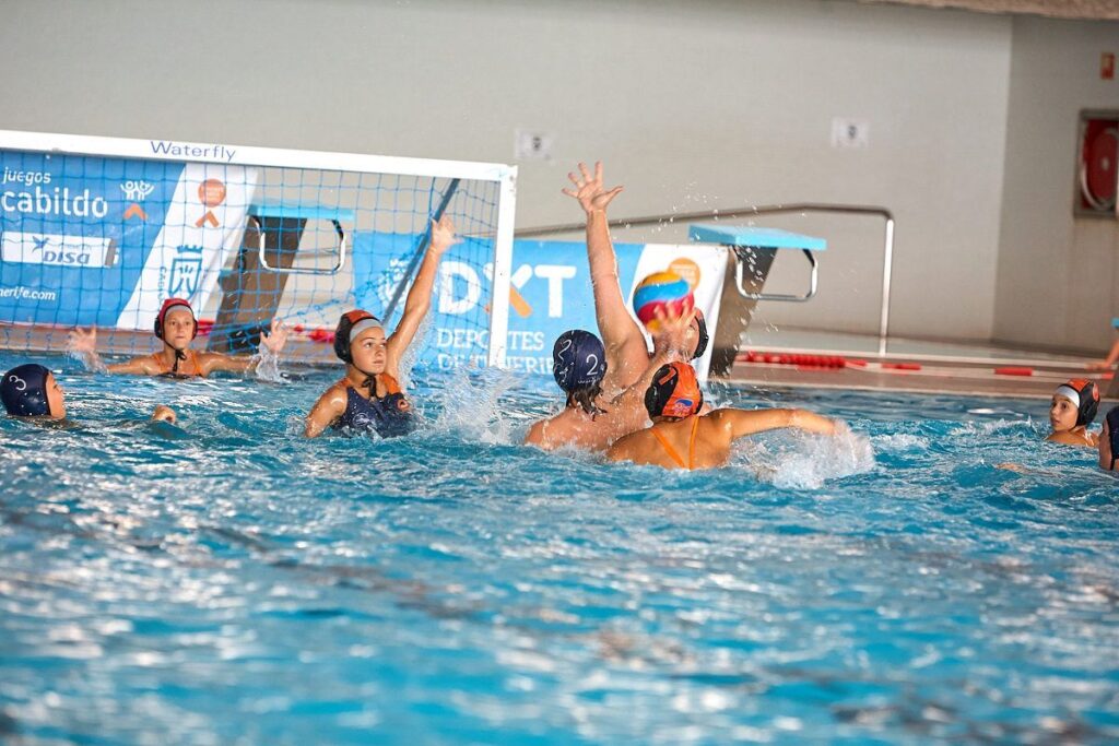 Los XXXI Juegos Cabildo se lanzan al agua: comienza la competición de waterpolo