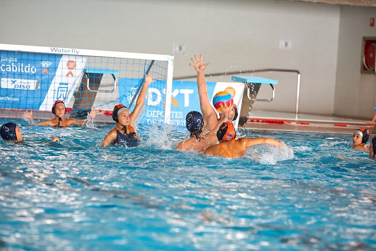 Los XXXI Juegos Cabildo se lanzan al agua: comienza la competición de waterpolo