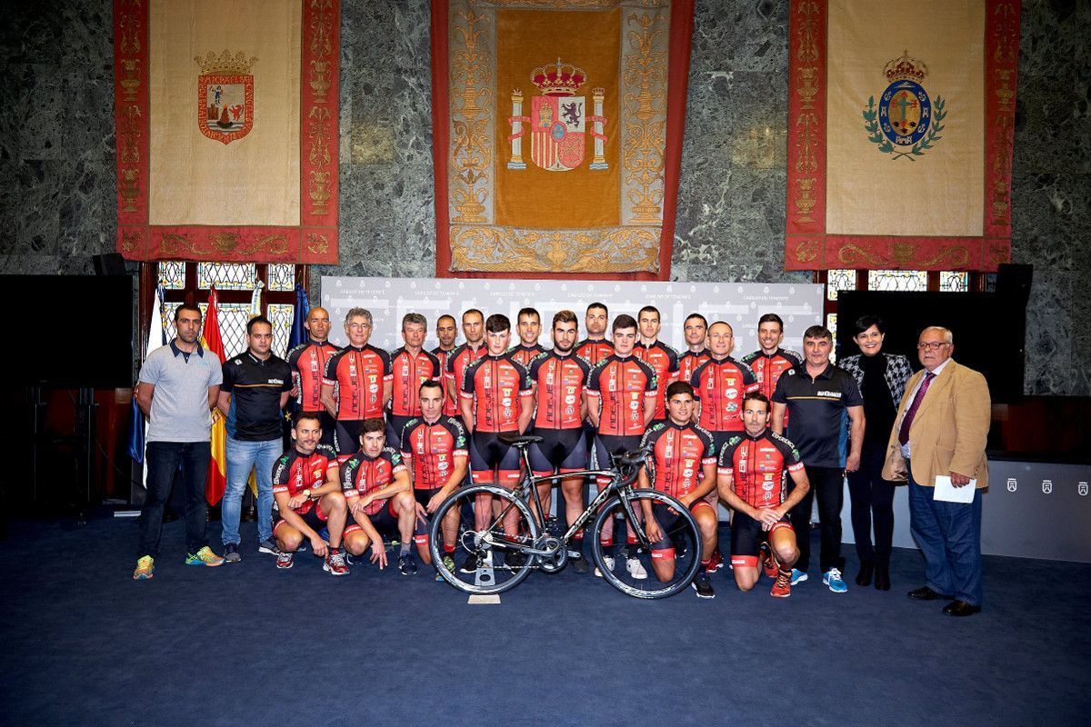 El Cabildo acoge la presentación del Club Ciclista Pelotón Tenerife que participará en la Copa de España