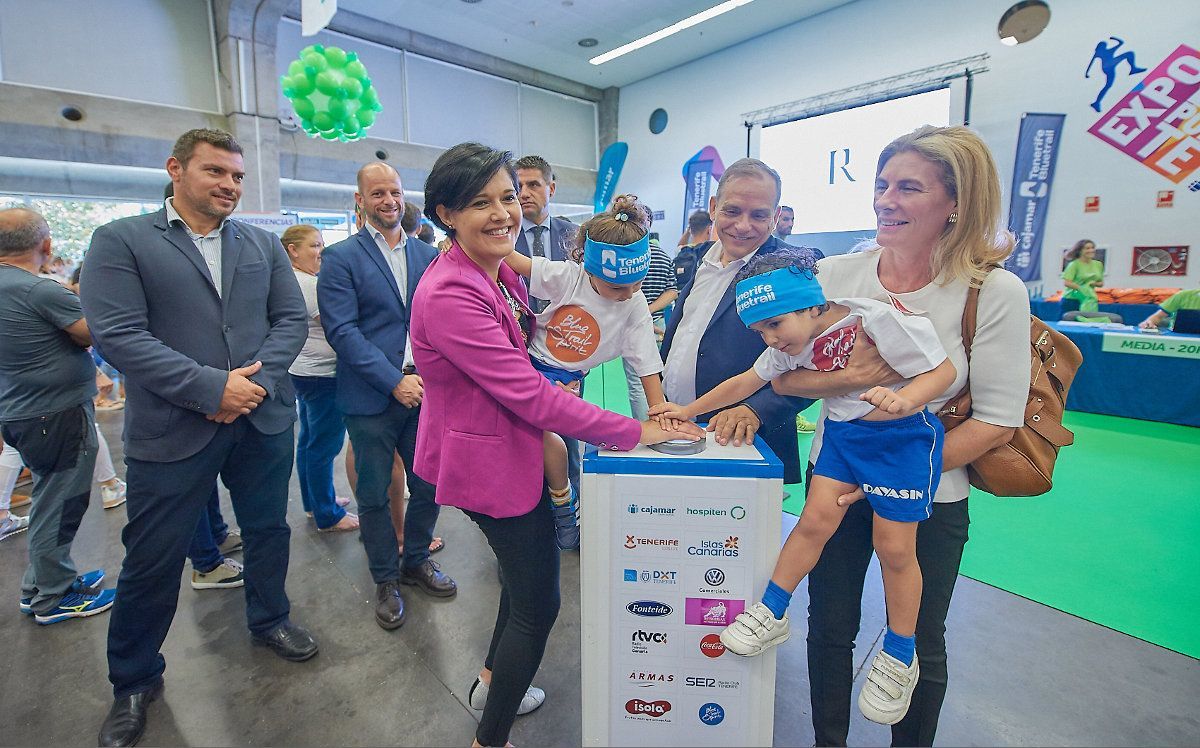 El Cabildo inaugura la ExpoDeporte Cajamar Tenerife Bluetrail 2017, que aglutina 60 expositores