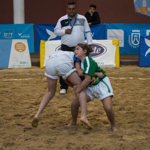 A dos pasos de las finales, la lucha canaria de los Juegos Cabildo vuelve a los terreros