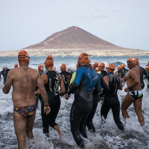 Las Teresitas acoge la primera travesía a nado en aguas abiertas de los Juegos Máster