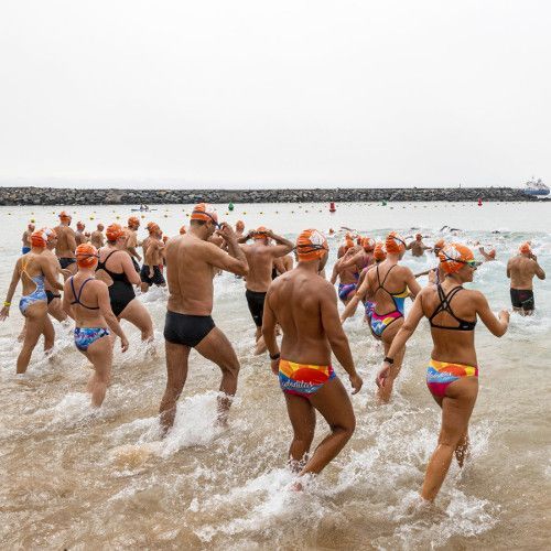 Última jornada máster de natación en aguas abiertas en Adeje