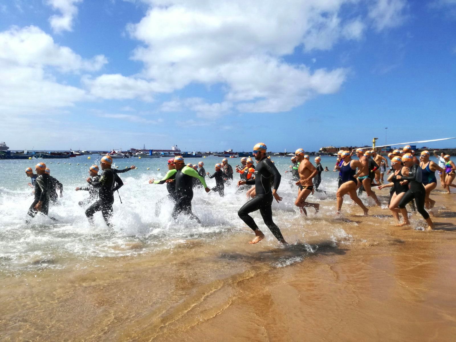 La prueba de natación en aguas abiertas congregó a un centenar de deportistas máster en Las Teresitas