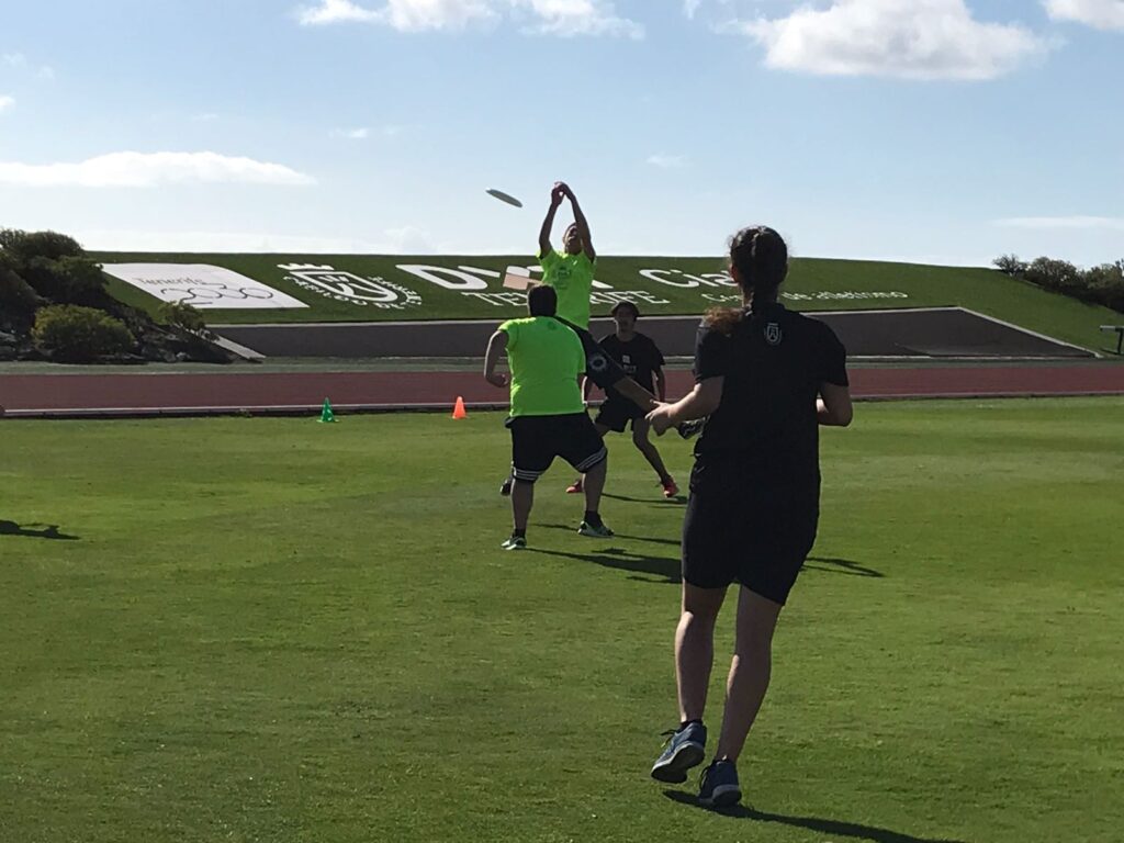 La primera jornada de Ultimate congregó hoy a un centenar de jóvenes en el Centro de Atletismo de Tenerife