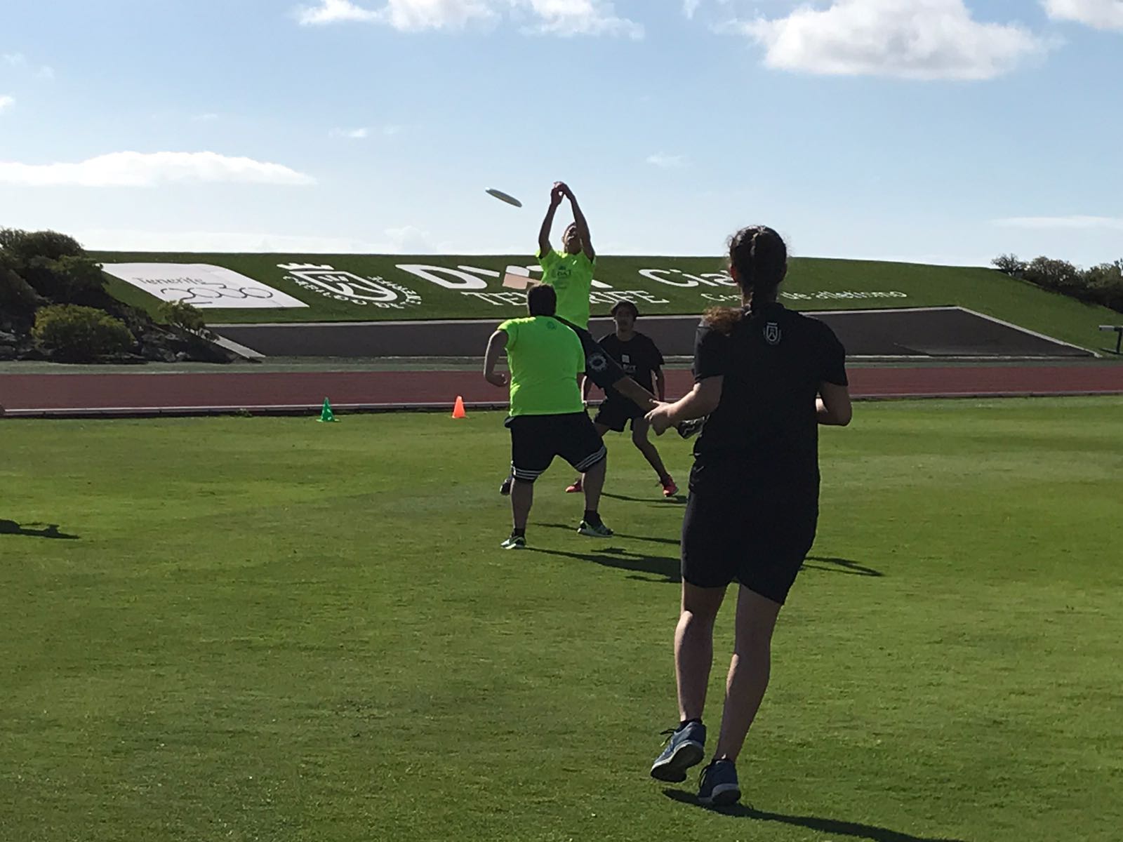 La primera jornada de Ultimate congregó hoy a un centenar de jóvenes en el Centro de Atletismo de Tenerife