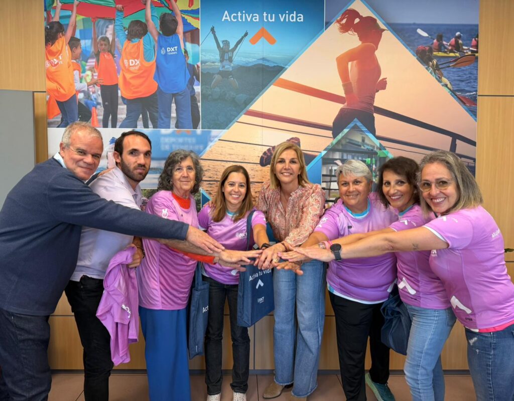 Yolanda Moliné recibe al equipo de piragüismo del CD Ámate antes de competir en la Barcelona International Dragon Boat Fest