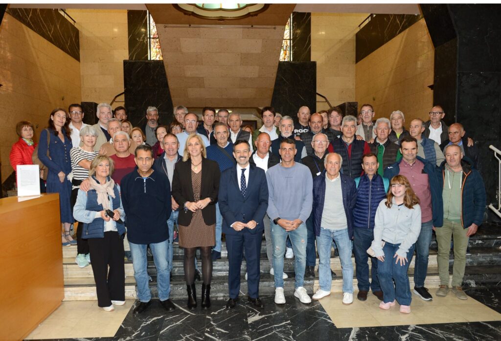 El Cabildo recibe a una representación de exciclistas participantes en la Vuelta a España de 1988 en Tenerife