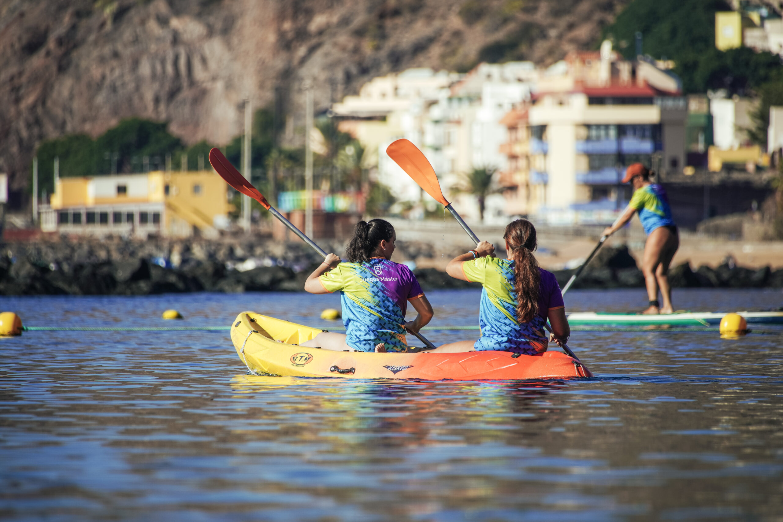 La playa de Las Teresitas acoge el estreno del paddle surf y kayak máster