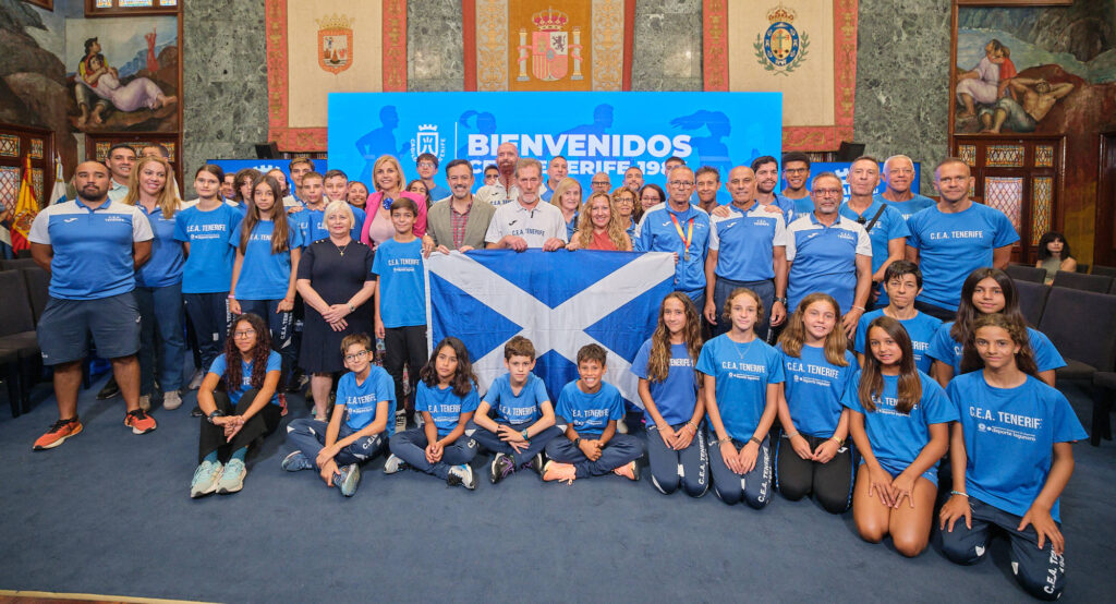 El Cabildo recibe al Club Escuela Atletismo Tenerife por sus 42 años de trayectoria