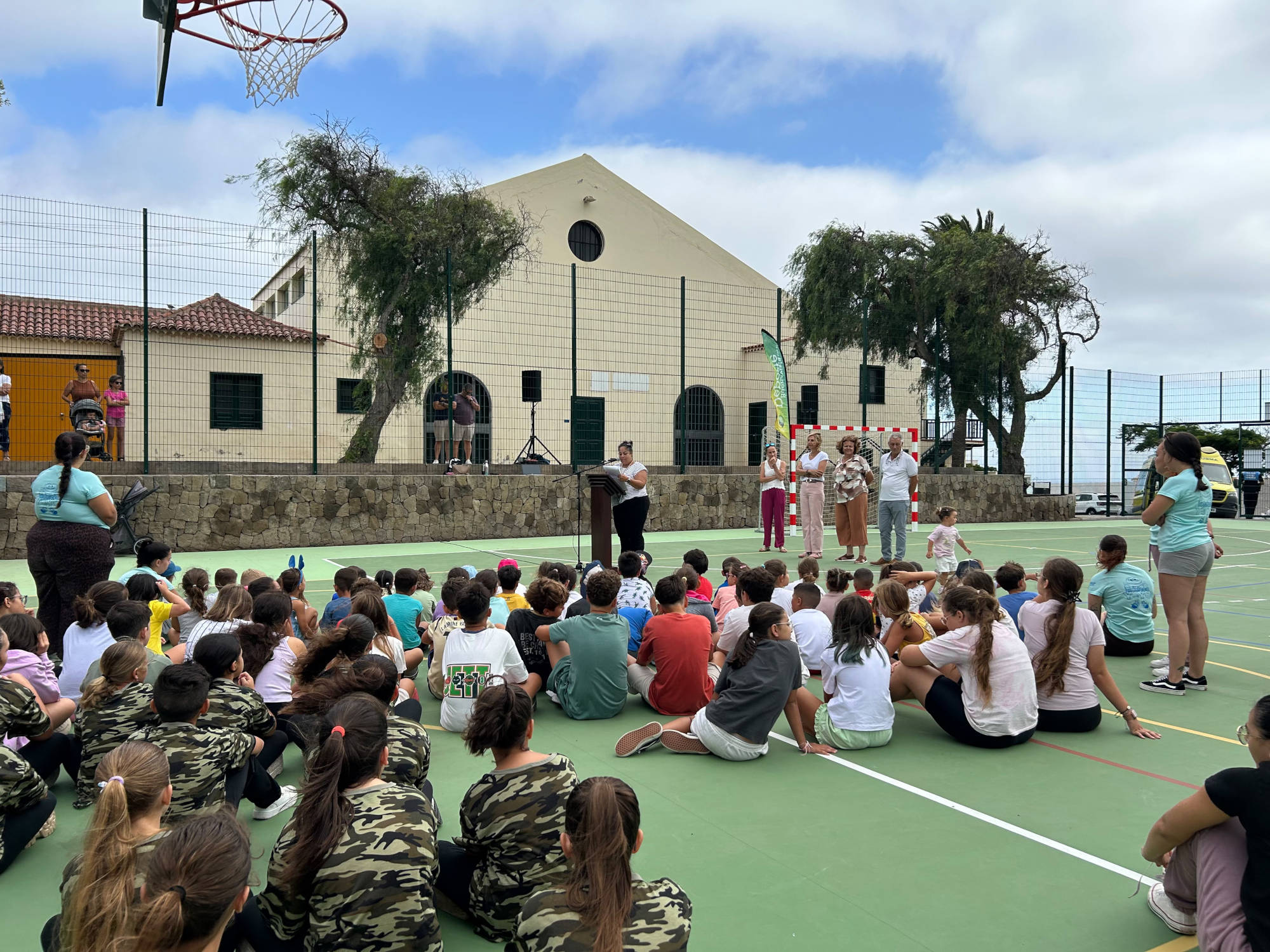 Yolanda Moliné visita el renovado Polideportivo de San Francisco, en Buenavista del Norte, tras una actuación financiada por el Cabildo